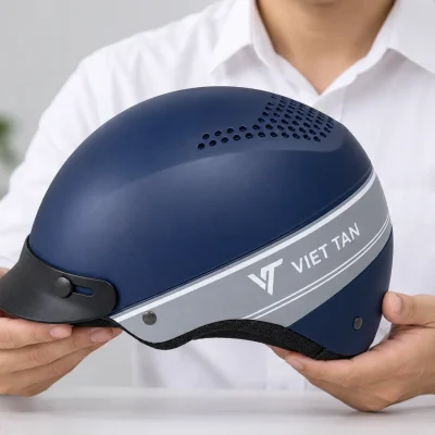 Minh họa mũ xanh navy mang nhận diện VT VIET TAN ở vùng phối màu xám