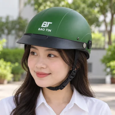 Minh họa người đội mũ Hali xanh lá in nhận diện BT BAO TIN màu trắng