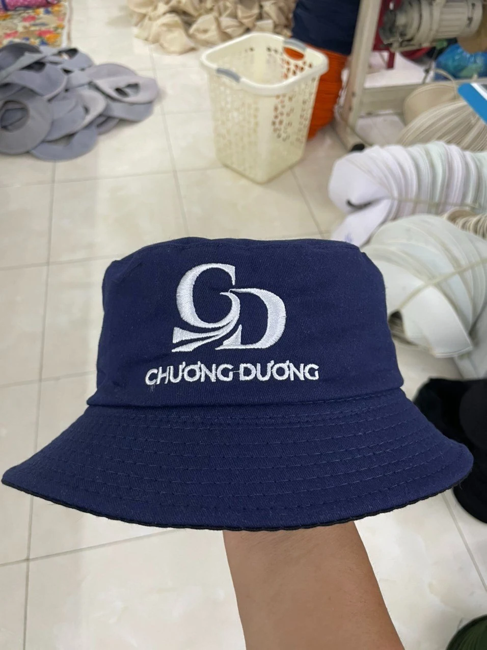 Ảnh thật dáng mũ bucket Ảnh thật mũ bucket xanh navy, thân thấp và vành may nhiều đường chỉ