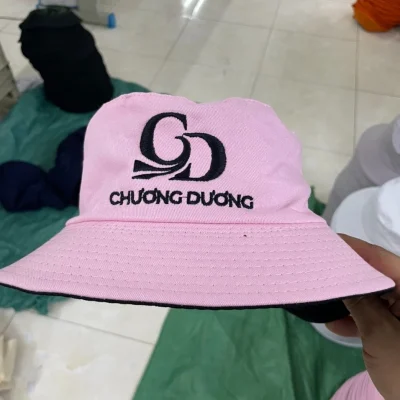 Ảnh thật mũ bucket màu hồng, thấy đường chỉ và mép vành màu đen