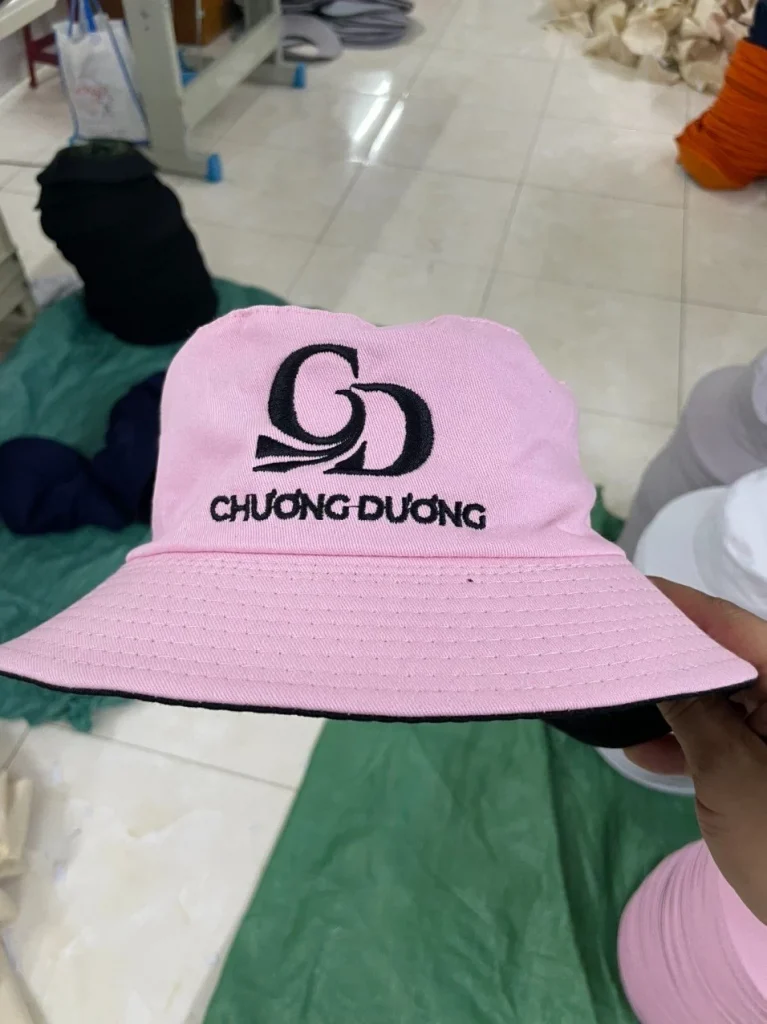 Ảnh thật mũ bucket màu hồng, thấy đường chỉ và mép vành màu đen