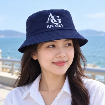 Minh họa người đội mũ bucket xanh navy thêu nhận diện AG AN GIA màu trắng