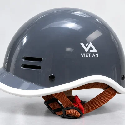 Mô phỏng logo VA VIET AN trắng trên thân mũ cá heo xám