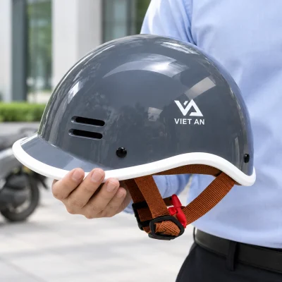 Minh họa cầm mũ cá heo xám viền trắng trước văn phòng