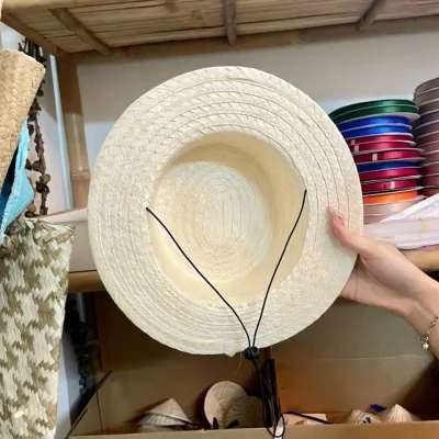 Ảnh thật mặt trong mũ lá buông và hai nhánh dây đen