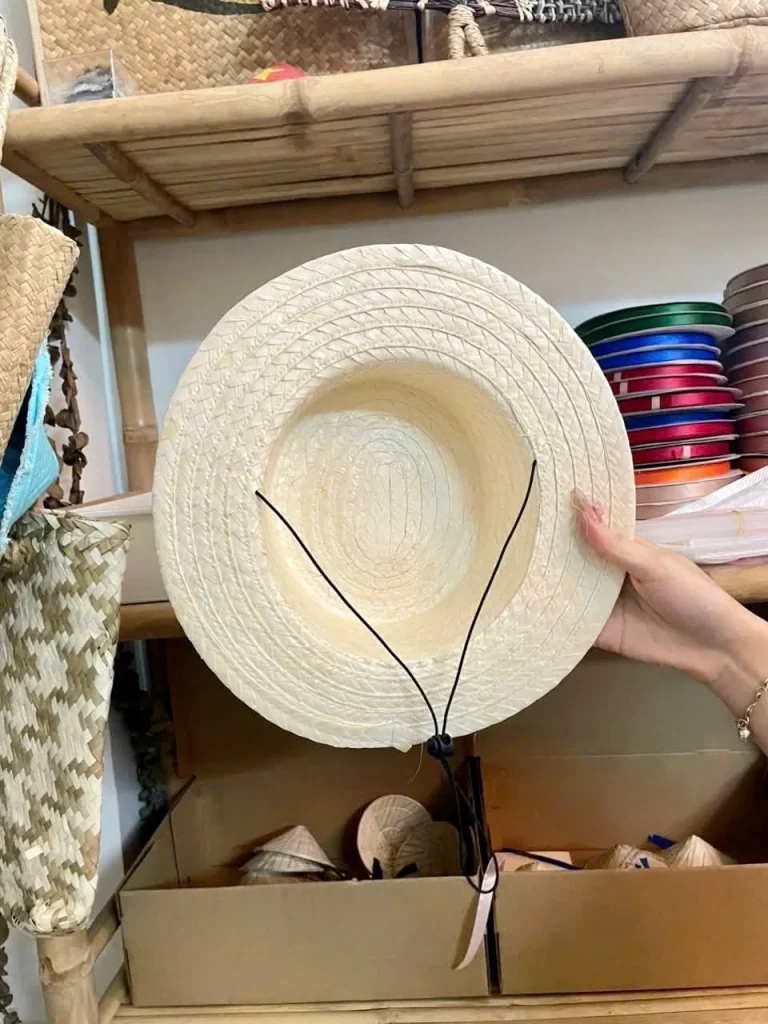 Ảnh thật mặt trong mũ lá buông và hai nhánh dây đen