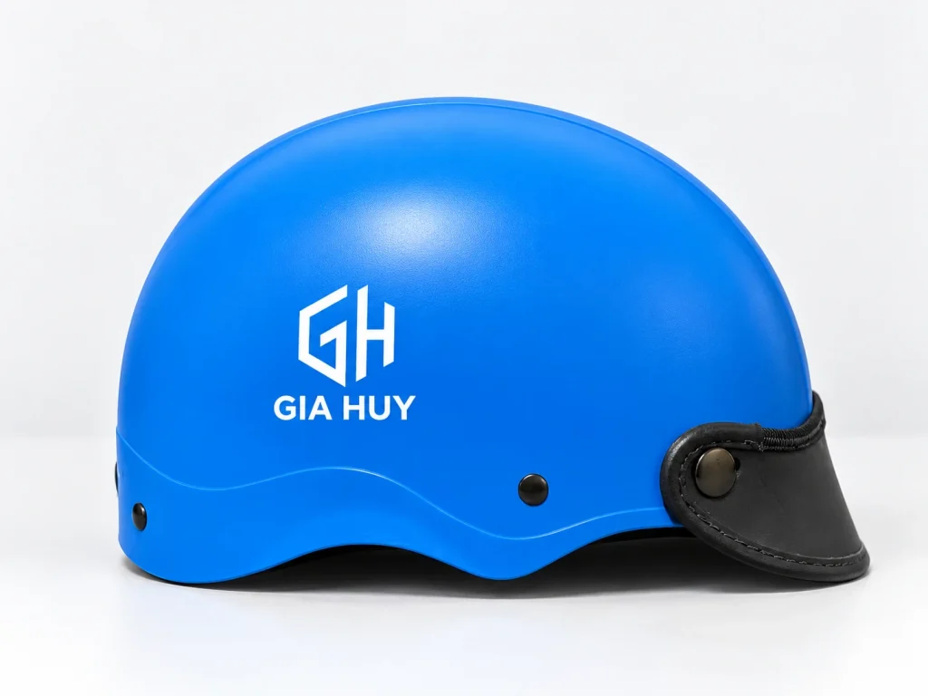 Mô phỏng logo GH GIA HUY trắng trên hông mũ xanh dương