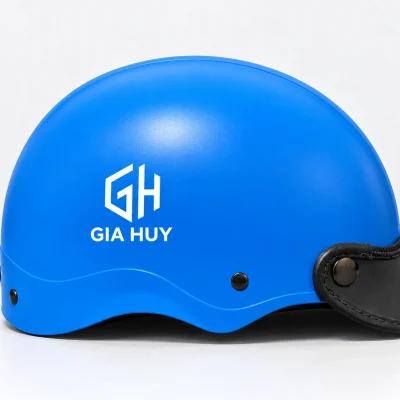 Mô phỏng logo GH GIA HUY trắng trên hông mũ xanh dương