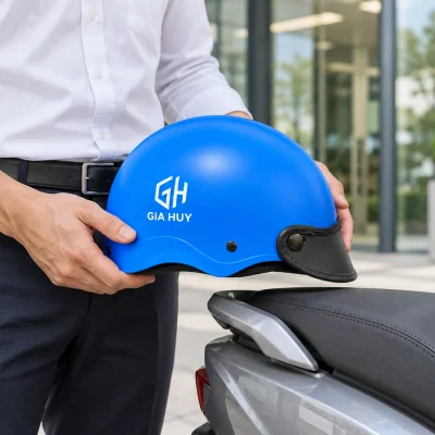 Minh họa cầm mũ xanh in logo bên xe máy đang đỗ