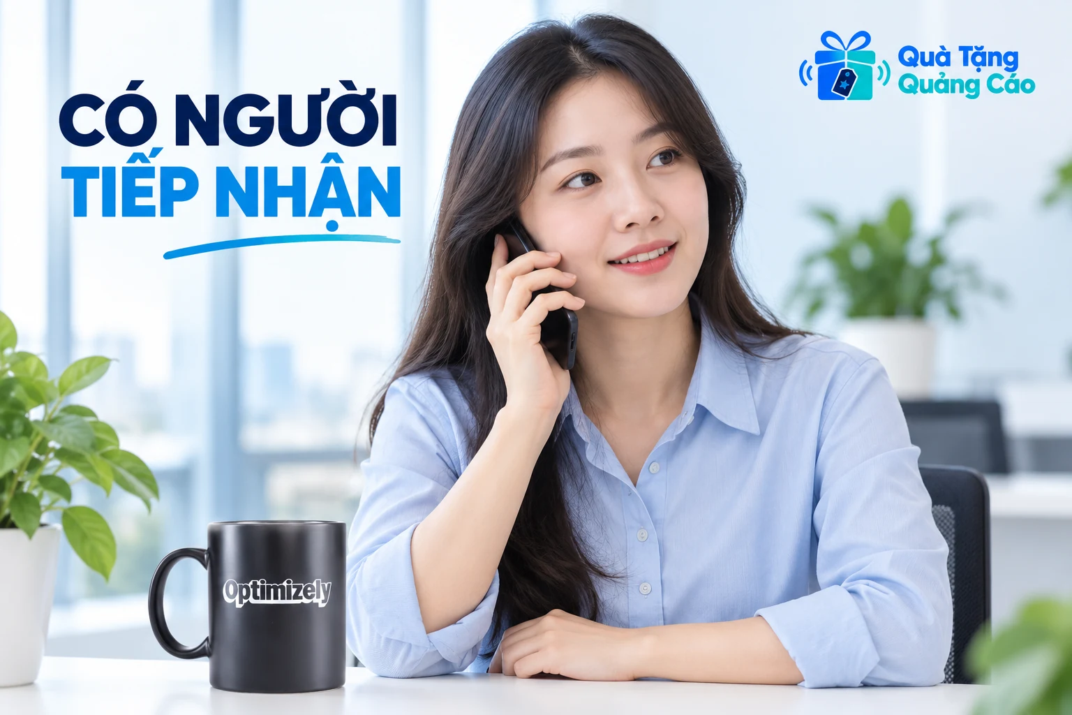 Người phụ trách trao đổi qua điện thoại tại bàn có cốc đen theo mẫu nguồn