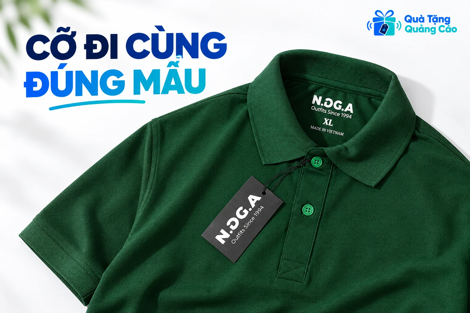 Nhãn cỡ và cổ áo polo xanh trên mẫu áo tham khảo