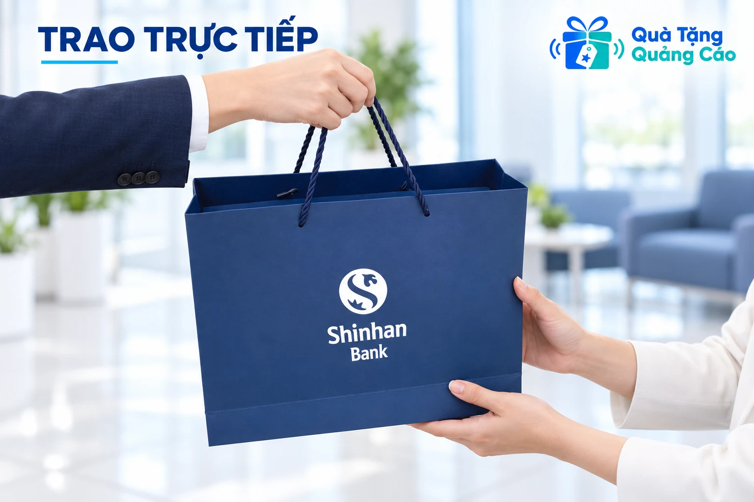Hai người trao nhận túi quà trực tiếp tại sảnh sự kiện trong cảnh minh họa
