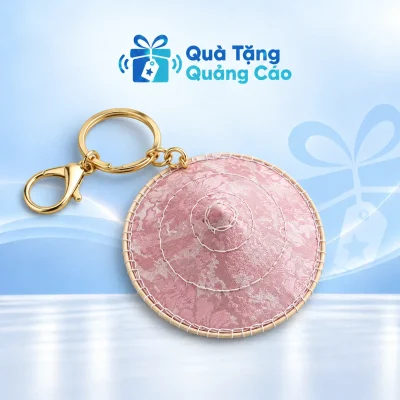 Móc khóa nón gấm hồng trên nền Quà Tặng Quảng Cáo