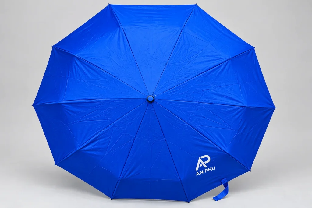 Mô phỏng logo AP AN PHU một màu trên tán ô xanh