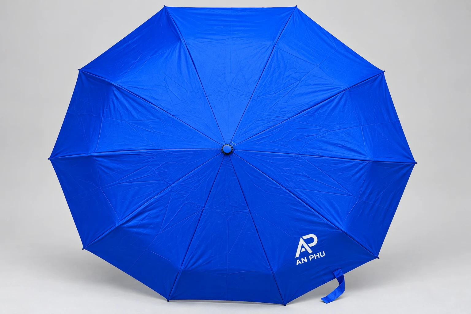Mô phỏng logo AP AN PHU một màu trên tán ô xanh Mô phỏng logo AP AN PHU một màu trên tán ô xanh