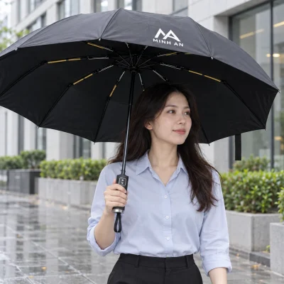 Minh họa cầm ô gấp 10 nan màu đen khi ra ngoài