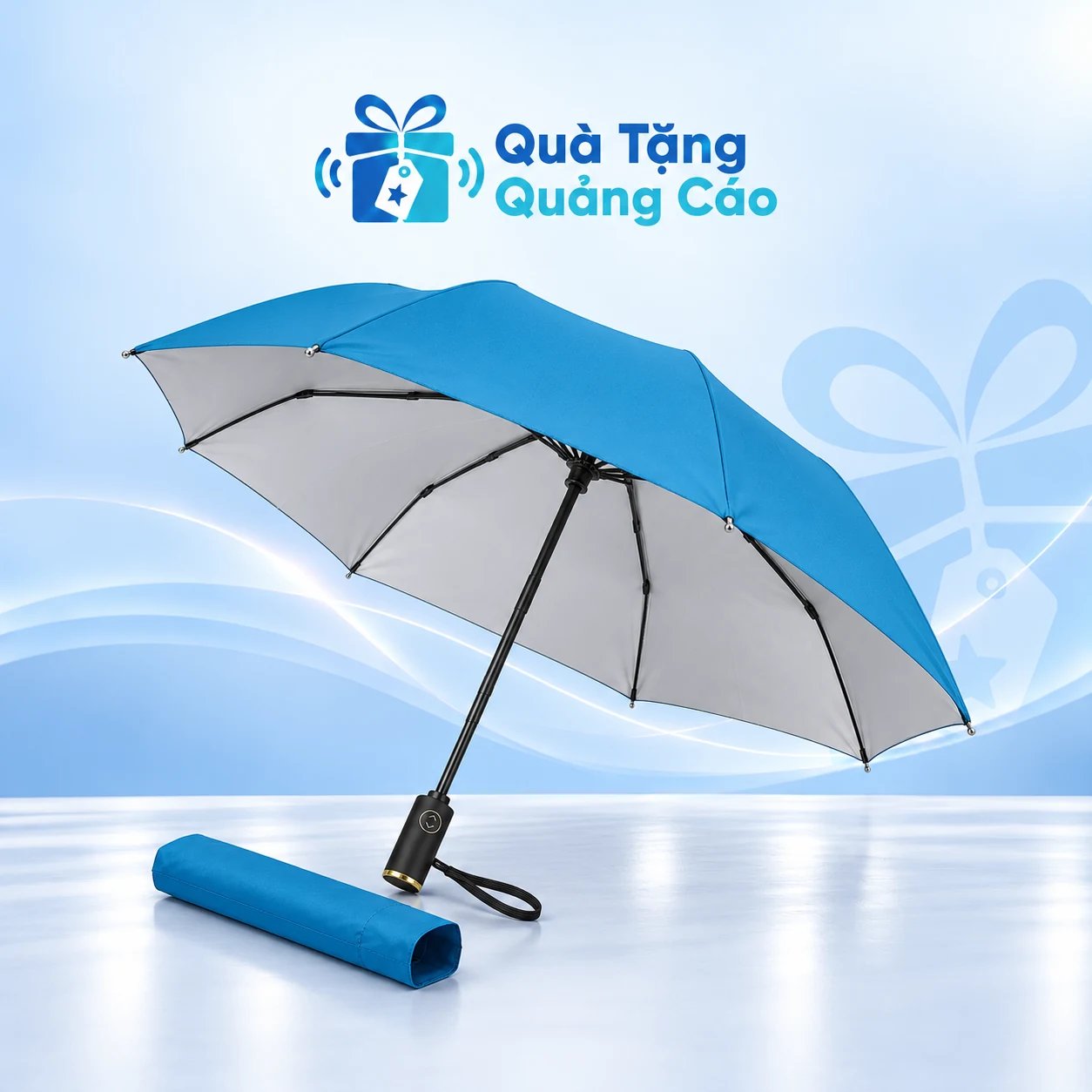 Minh họa ô gấp ba 3F208TVV màu xanh Minh họa ô gấp ba 8 múi màu xanh với tay cầm đen viền vàng và bao vải đồng màu trên nền Quà Tặng Quảng Cáo