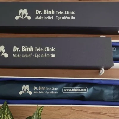 Ảnh tư liệu bao vải đựng ô có in nhận diện, đặt trong hộp dài lót vải