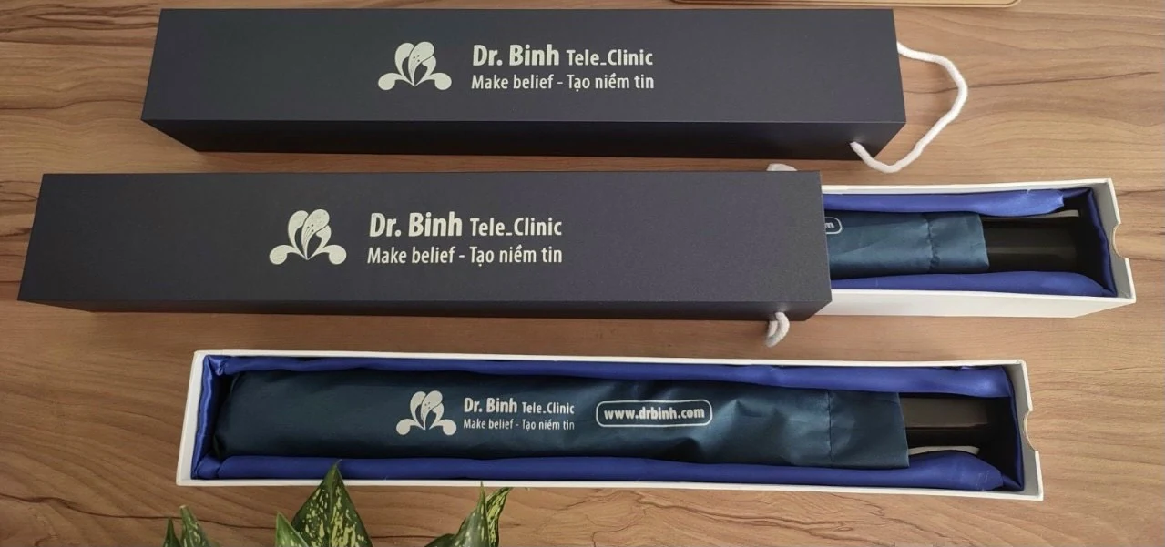 Ảnh tư liệu bao vải và hộp tham khảo Ảnh tư liệu bao vải đựng ô có in nhận diện, đặt trong hộp dài lót vải