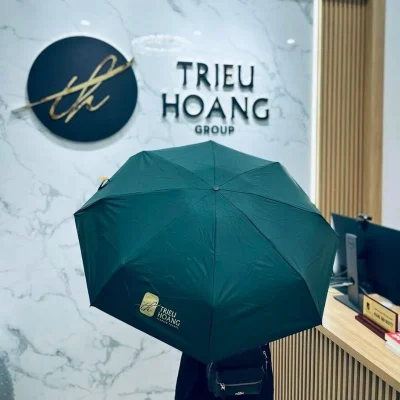 Ảnh thật mặt ngoài ô gấp năm màu xanh lá với nhận diện in trên một múi