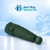 Ô gấp năm màu xanh lá thu gọn với tay cầm bầu tròn và đai cài trên nền Quà Tặng Quảng Cáo