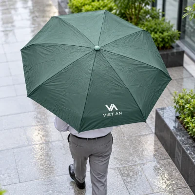 Minh họa dùng ô xanh rêu in logo khi đi ngoài văn phòng