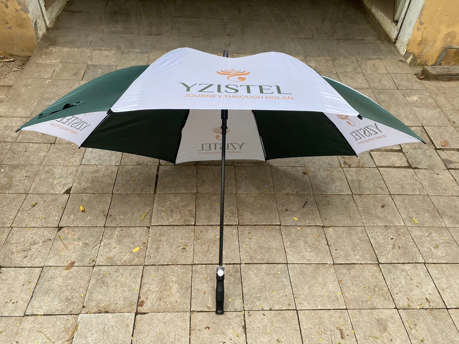 Ô xanh trắng YZISTEL mở ngoài sân với cán thẳng và tay cầm đen