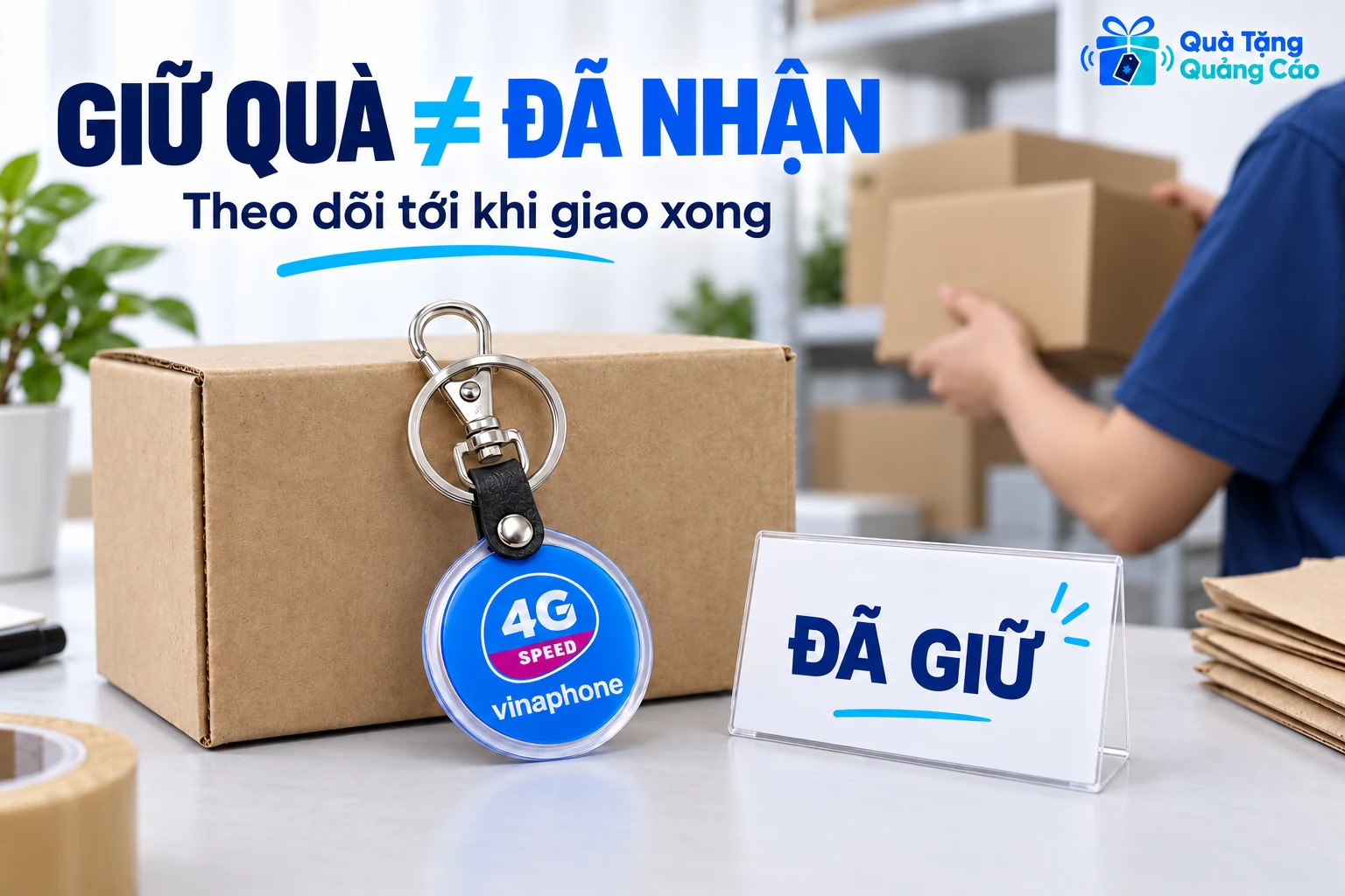 Móc khóa được giữ cạnh kiện hàng đang chờ giao