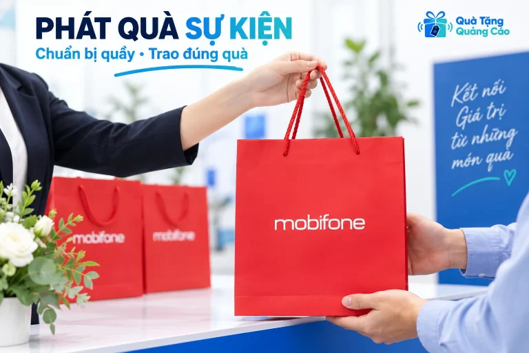 Trao túi quà giấy đỏ tại quầy sự kiện đã sắp sẵn hàng