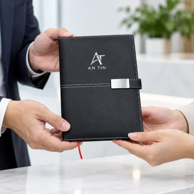 Minh họa trao sổ PK006 đen in logo làm quà