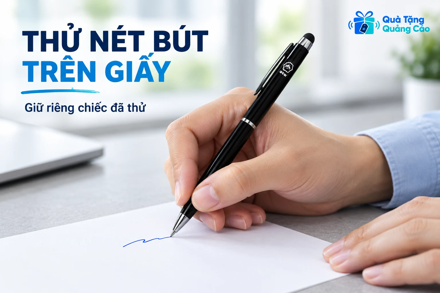 Cầm bút đen thử nét trên giấy và giữ riêng chiếc đã thử