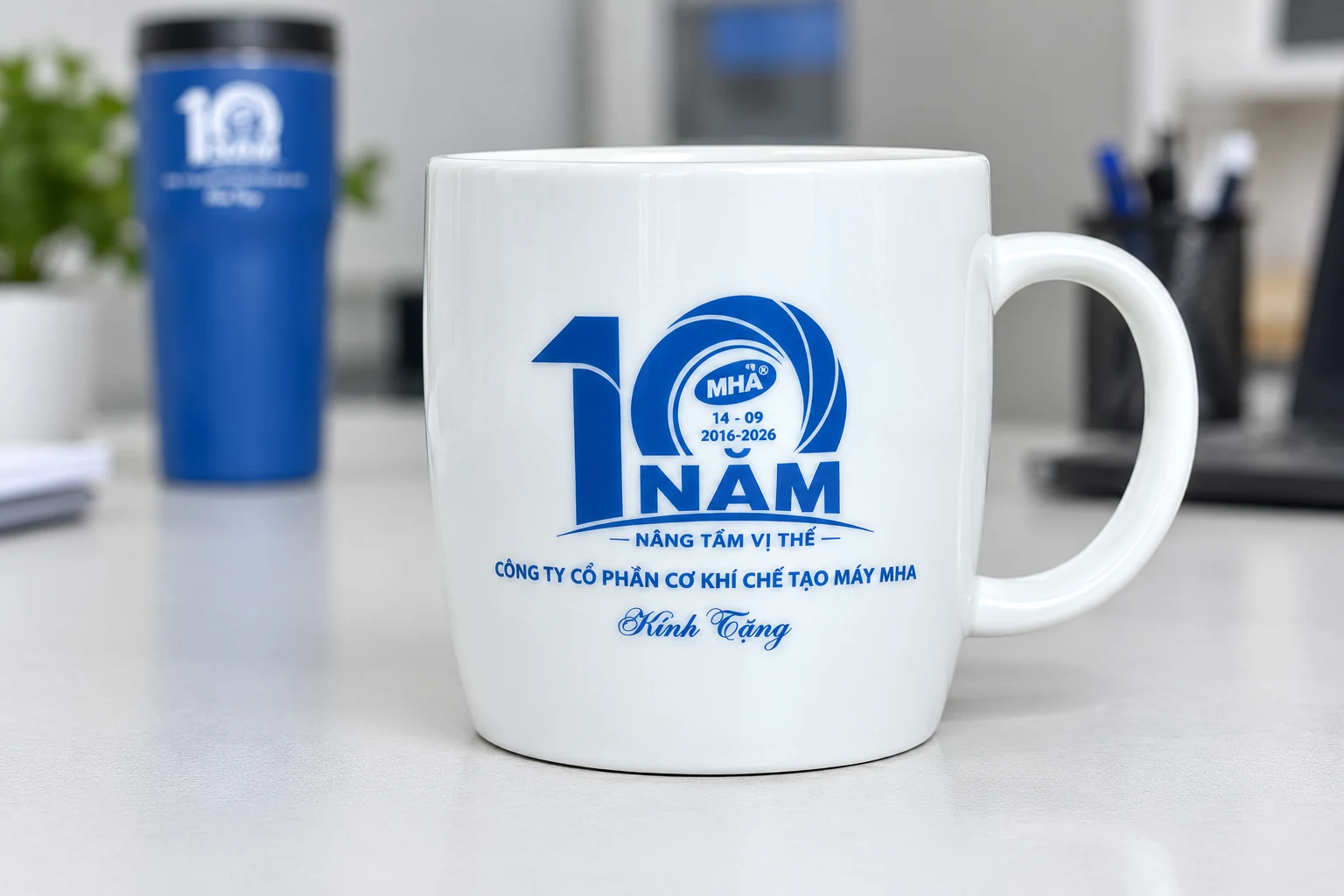 Cận phần in tên công ty, mốc kỷ niệm và ngày trên cốc trắng