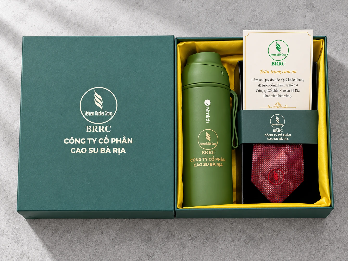 Bộ quà hộp xanh gồm bình, cà vạt và thiệp