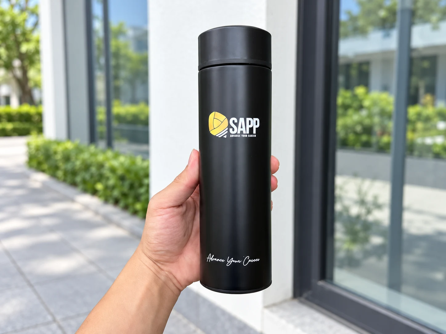 Cầm mẫu bình đen để xem rõ vị trí logo