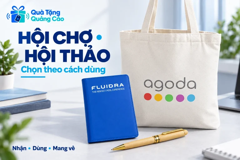 Túi canvas, sổ xanh và bút gỗ được chọn theo lúc nhận, dùng và mang về