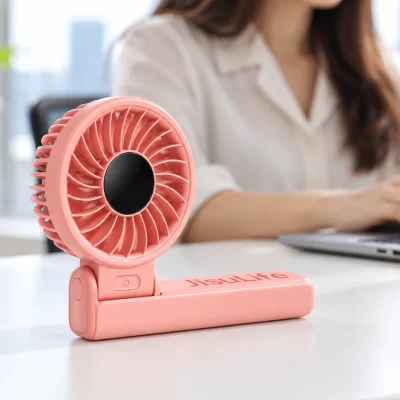 Minh họa quạt Life 7 gấp phần tay cầm nằm trên bàn bên máy tính
