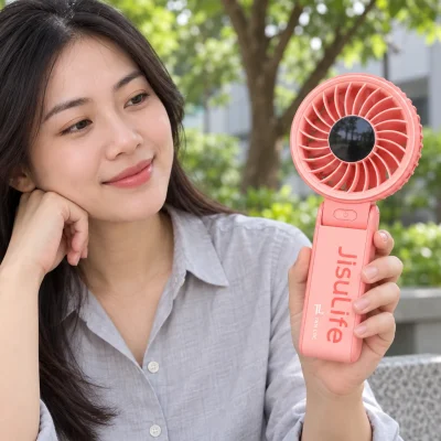 Minh họa người dùng cầm quạt Life 7 có nhận diện TL TAN LOC nhỏ trên tay cầm