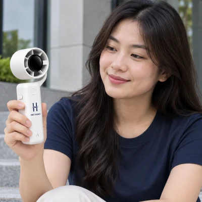 Minh họa người dùng cầm quạt PF04 trắng mang nhận diện HAI DANG trên tay cầm