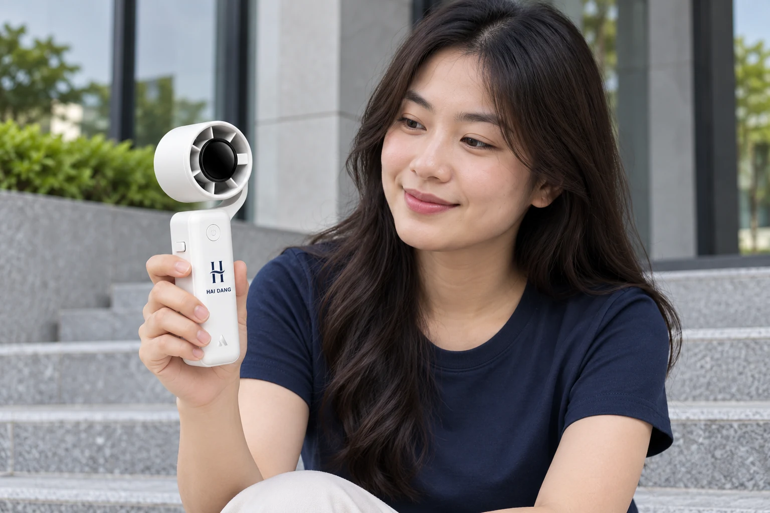 Minh họa nhận diện HAI DANG trên PF04 Minh họa người dùng cầm quạt PF04 trắng mang nhận diện HAI DANG trên tay cầm