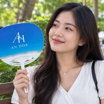 Minh họa quạt giấy D8 mang nhận diện AN HOA màu trắng trên mặt xanh