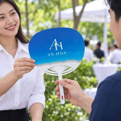 Minh họa trao quạt giấy D8 khung trắng cho người tham dự sự kiện
