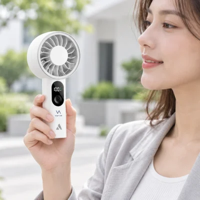 Minh họa cầm quạt PE01 trong lúc chờ tại sự kiện