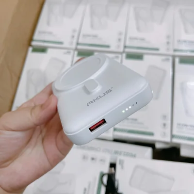 Ảnh thật USB-A lõi đỏ và hàng đèn chỉ thị ở cạnh sạc AKUS DP123
