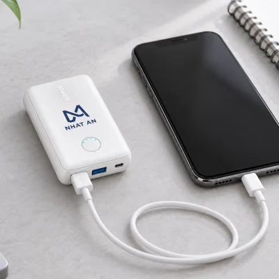 Minh họa Anker A1223 trắng nối một cáp USB-A với điện thoại trên bàn