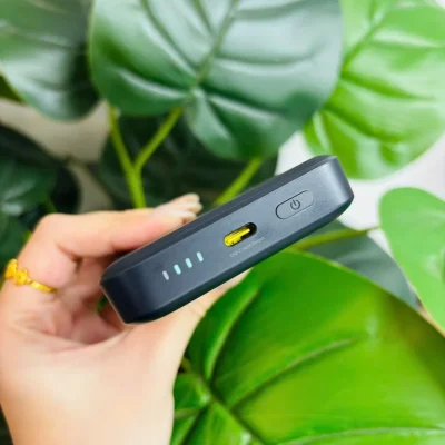Cổng USB-C lõi vàng, bốn đèn và nút nguồn trên Baseus FM12 màu đen