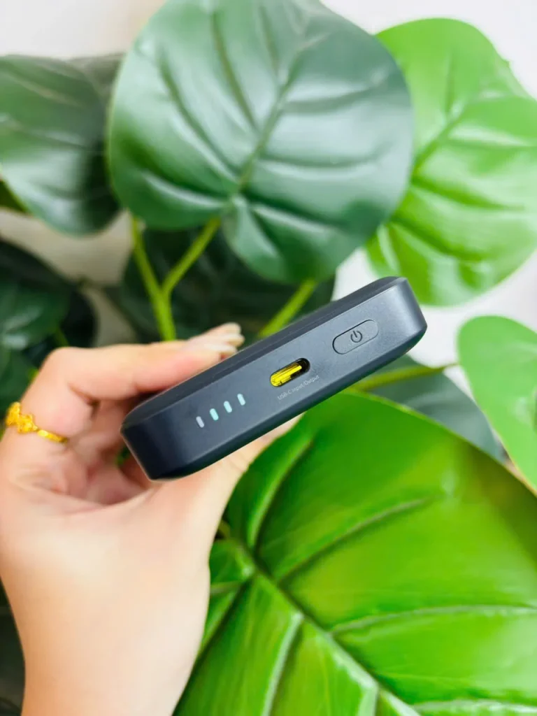 Cổng USB-C lõi vàng, bốn đèn và nút nguồn trên Baseus FM12 màu đen