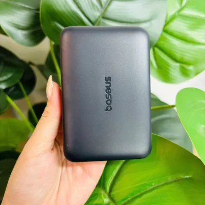 Mặt lưng thật màu đen của Baseus FM12 với chữ baseus dọc ở giữa
