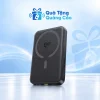 Baseus EnerFill FM12 màu đen với mặt Qi2 trên nền xanh nhạt