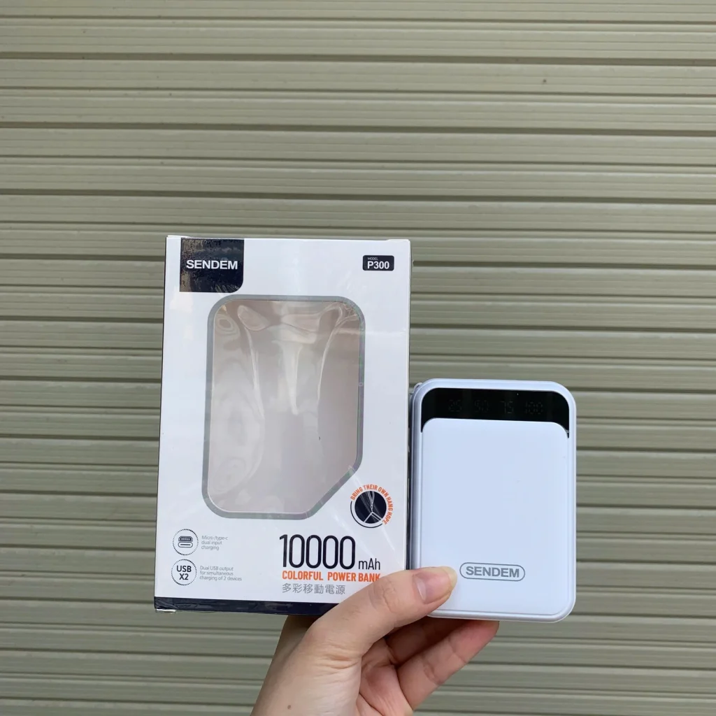 Hộp cửa sổ SENDEM P300 10.000 mAh bên cạnh mẫu sạc màu trắng
