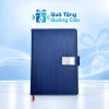 Sổ A5 xanh tai nam châm kim loại trên nền Quà Tặng Quảng Cáo